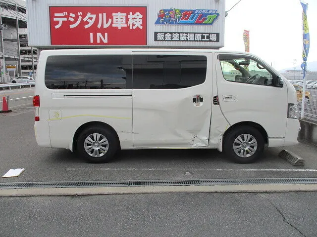 橿原市ハイエース　右サイド修理