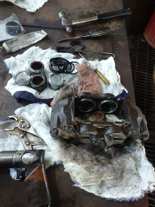 車検　ＦＪクルーザー　フロントディスクキャリパーオーバーホール