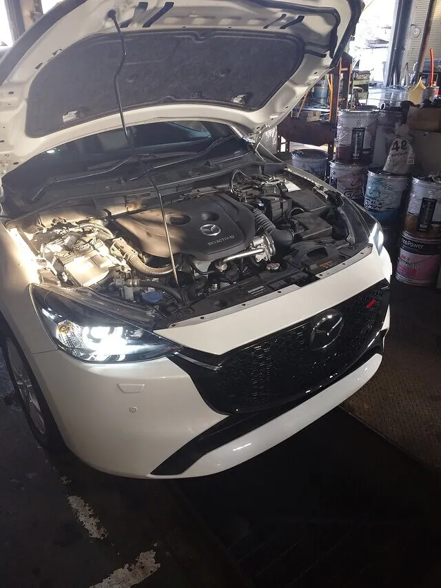 マツダ　MAZDA2　初回車検　光軸ずれ大　光軸調整　むつ市