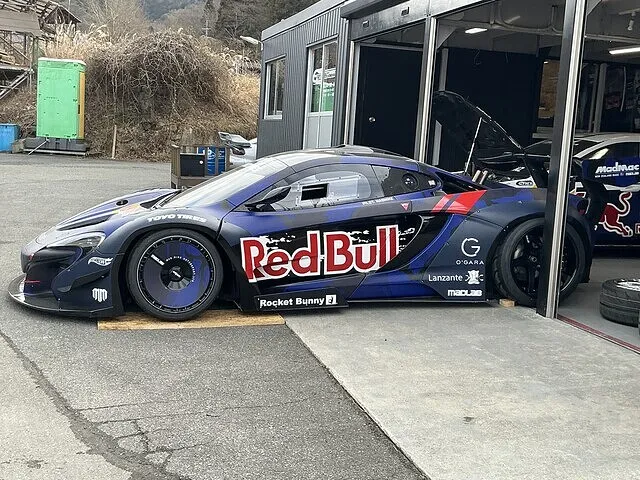 マクラーレンP1 gT-R  隣のマジックさんのところに置いてあります