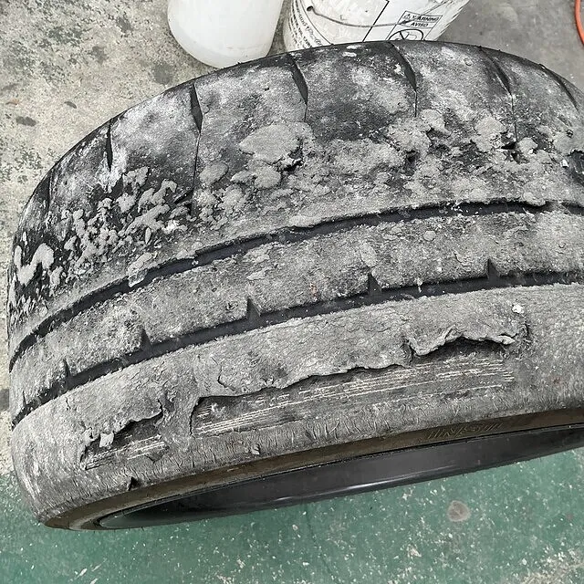 タイヤの内側ワイヤー見えてるの？こういうの気をつけてください。