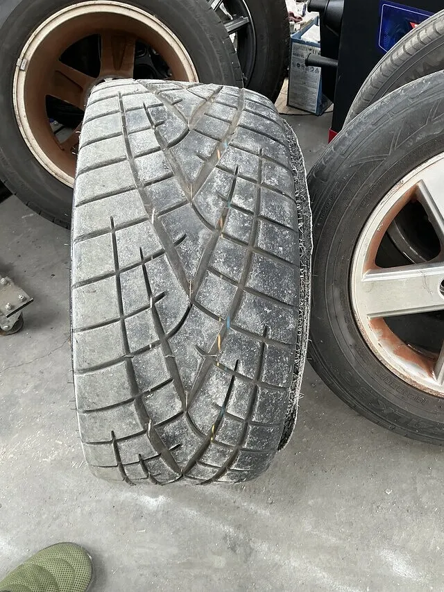 走行中のタイヤのバースト‼️