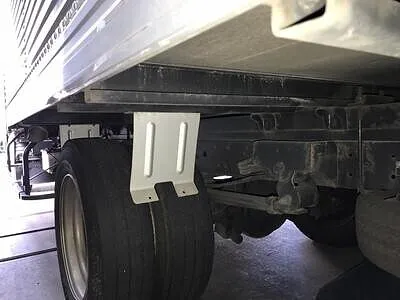 2トントラック　泥はけ取付　守口　門真　寝屋川　