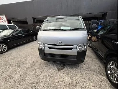 ハイエース　フロントバンパー交換　鈑金塗装　守口　門真　寝屋川