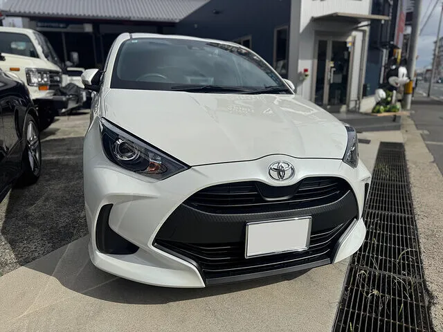 トヨタ　ヤリス　フロントバンパー交換　フロントフェンダ―修理　　　