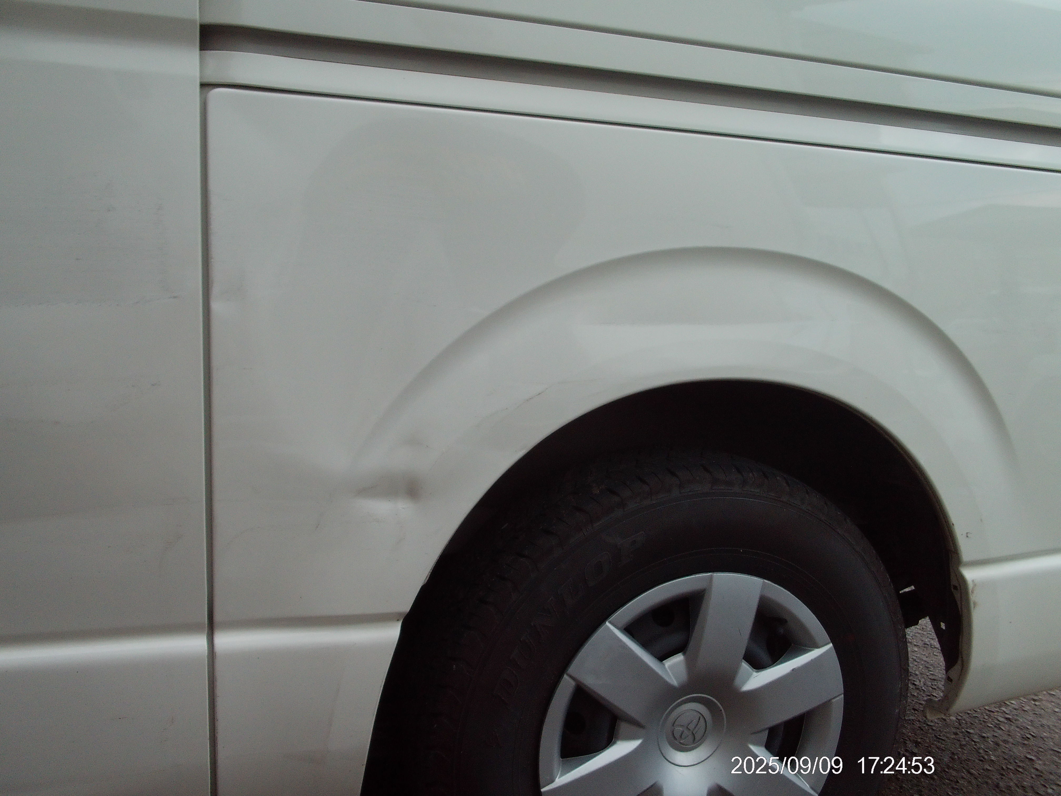 福島市　鈑金塗装　ハイエース　クウォーター　Ｒフェンダー修理