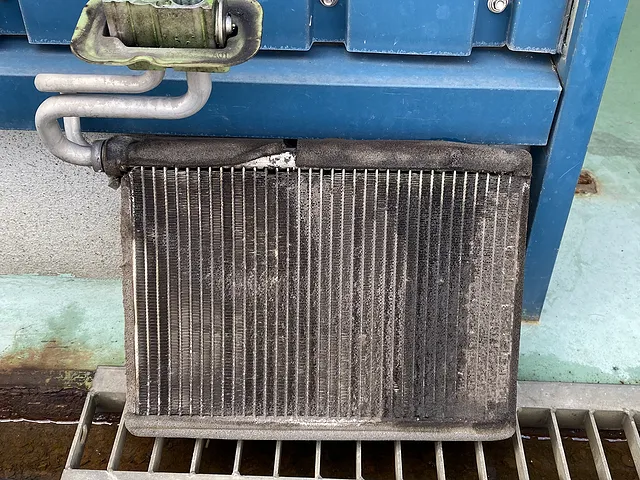 大分市　電装修理　キャラバン　エバポレーター交換