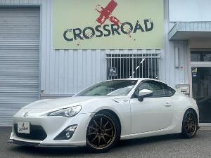 ８６