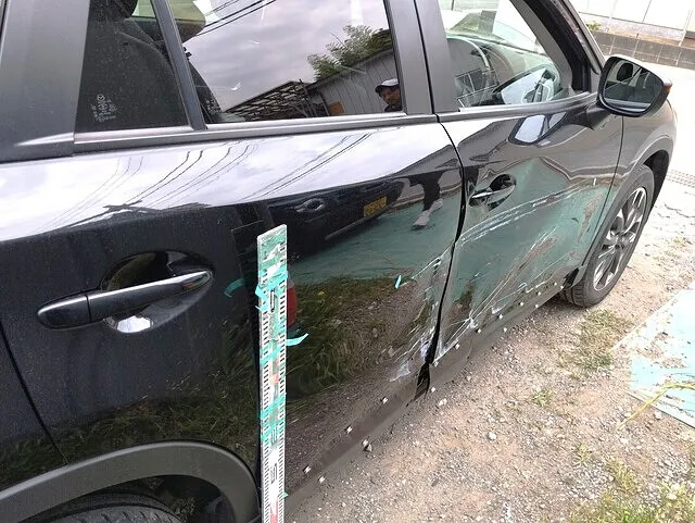 「横浜市都筑区でCX-5の右側面板金塗装修理｜代車特約で新型シエンタHVをご用意」
