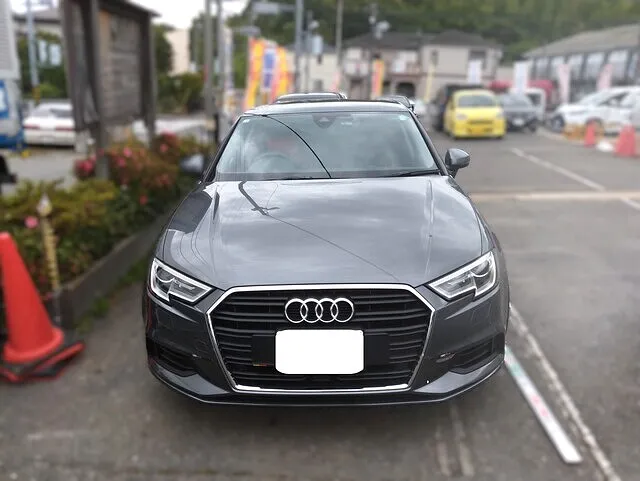 ✨「アウディA3のロッカーパネルが大凹み！交換せず板金で原形復元｜横浜市都筑区」