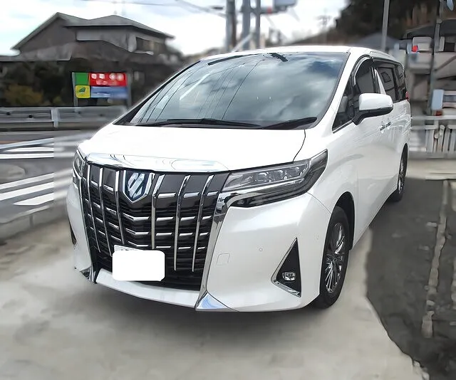 「アルファード 30系 エグゼクティブラウンジ 4WD ハイブリッド（令和4年式）｜パール白の高級レンタカーをご案内」