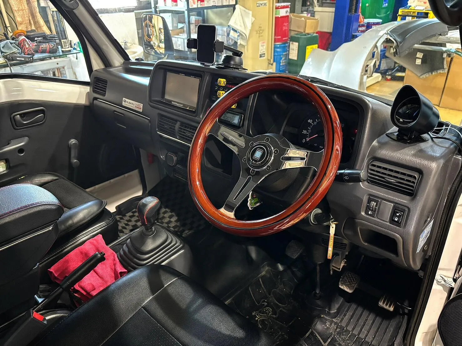 大分県宇佐市スバルサンバー　ナビ取り付けとタコメーター取り付け