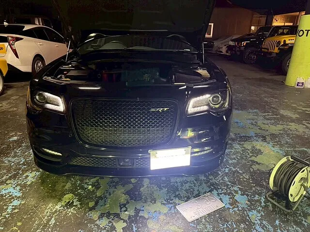 クライスラー SRT8　納車前整備　エンジンオイル交換・オイルエレメント交換│東京都品川区　車販売