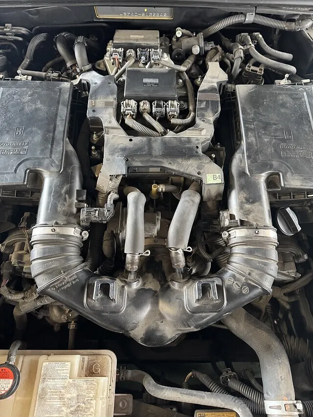 関市　エンジン水漏れ　レクサスLS460　車修理