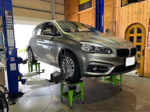 富山市　アライメント調整　BMW2シリーズ