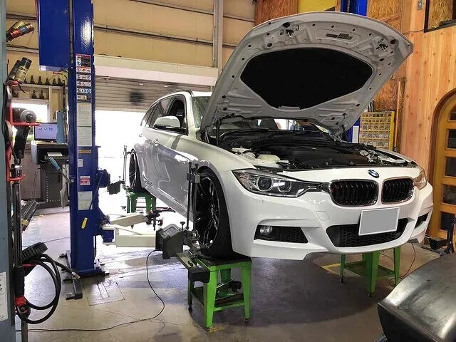 富山市　アライメント調整　BMW３シリーズ F30
