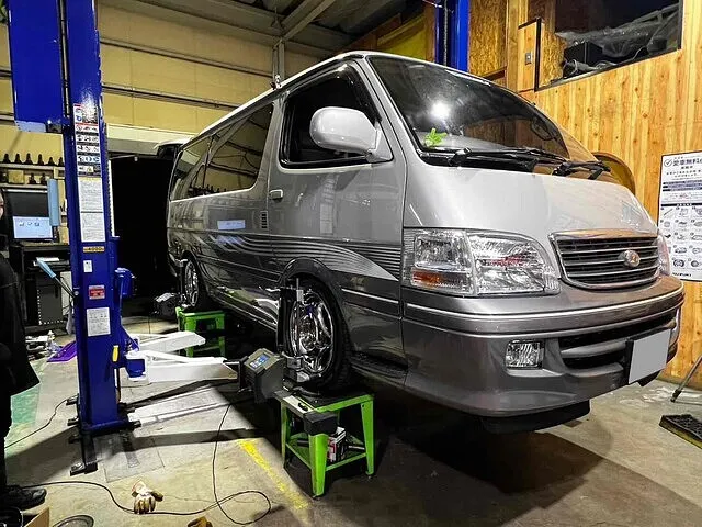 富山市　アライメント調整　100系ハイエースワゴン