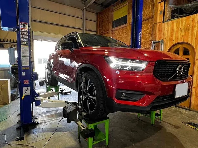富山市　アライメント調整　ボルボXC40