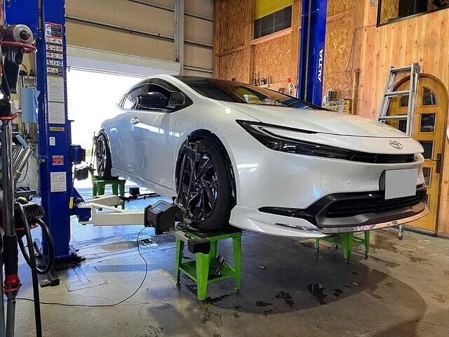 富山市　アライメント調整　新型60プリウス