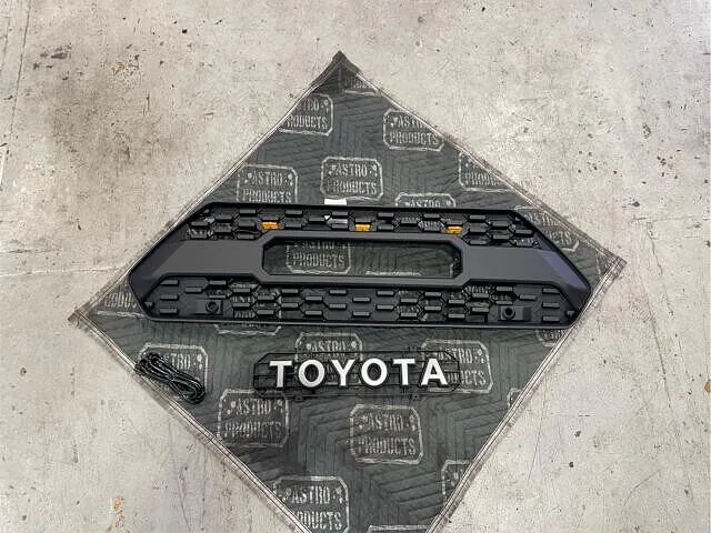 笠松町 岐南町 トヨタRAV4 タコマ風グリル取付 交換