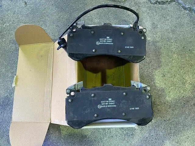 笠松 修理 交換 アウディ S7 フロントブレーキパット 取付