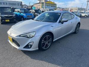 ８６