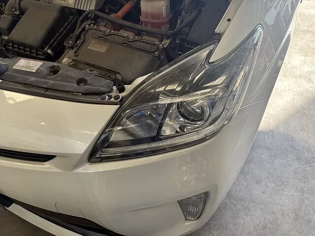 一般整備　プリウス　ヘッドライト球交換