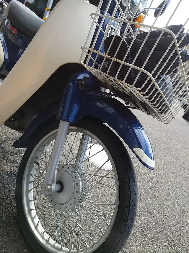 大分県　ホンダ　カブ　タイヤ交換　チューブ交換