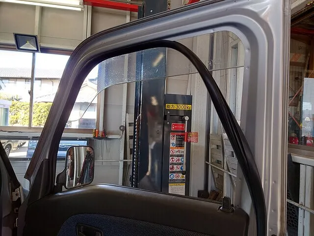 大分県　スバル　サンバー　運転席　ガラス　ランチャンネル　交換