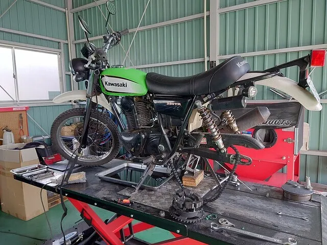 大分県　カワサキ　バイク　250TR　タイヤ　交換