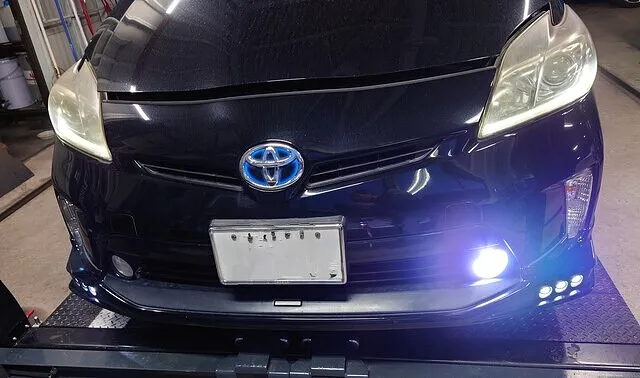 大分県　トヨタ　プリウス　車検　整備　フォグランプ球ナンバー灯　バルブ交換
