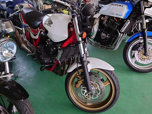 大分県　ホンダ　CB400SF　タイヤ交換