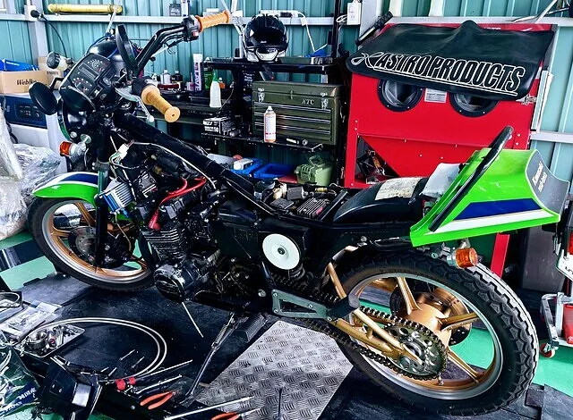 古い自転車のハンドル 旧車レストア 赤いバーエンドキャップ付き