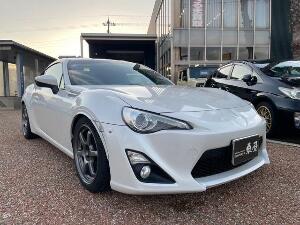 ８６