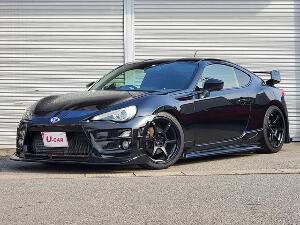８６