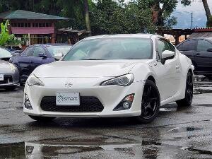 ８６