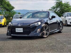 ８６