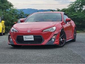 ８６
