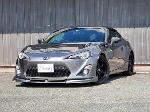８６