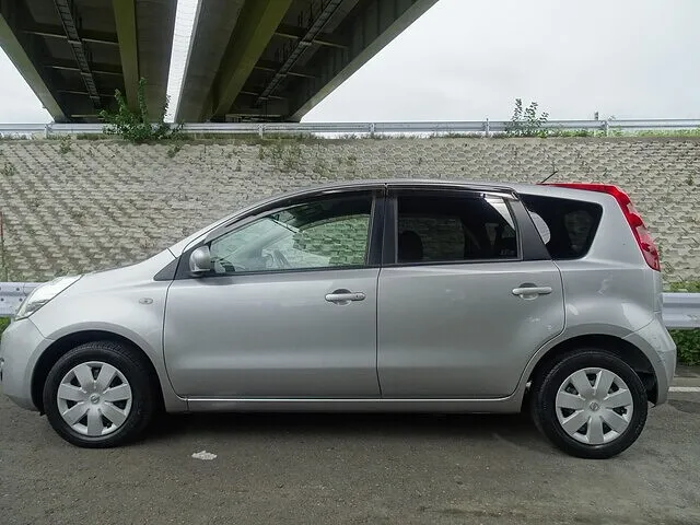 日産 ノート シルバー 販売中の中古車をご紹介ー【日産／ノート】シルバー