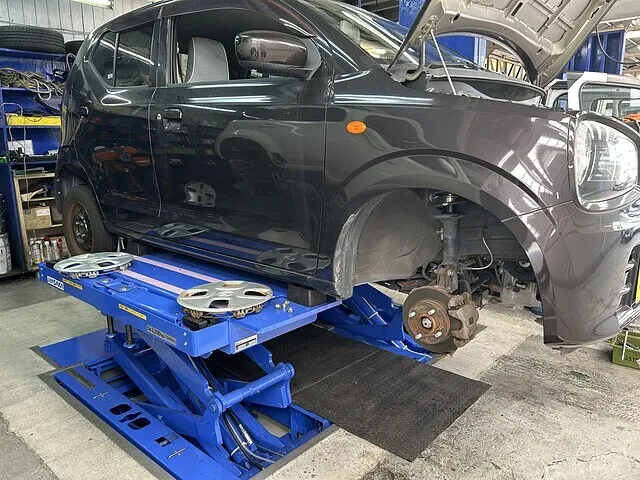 工場リフト使用中
