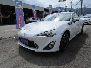 ８６