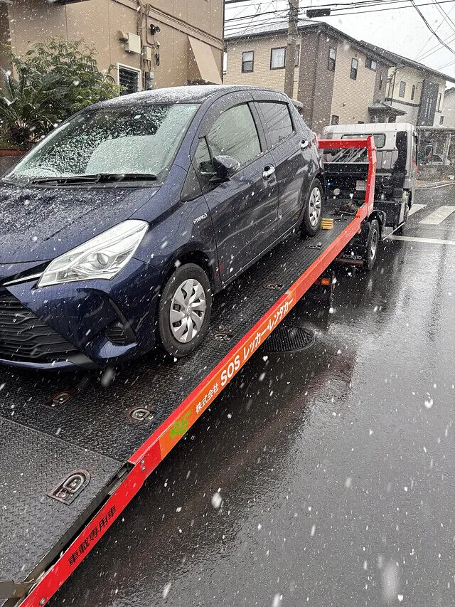 福岡県古賀市　ロードサービス　日産ヴィッツ　走行不能