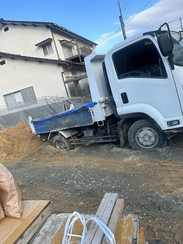 福岡県福津市　トラック　スタック　レッカー出動