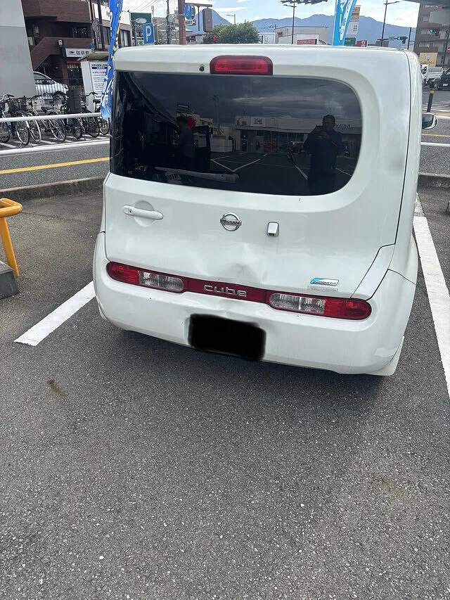 福岡県　ロードサービス　日産　キューブ　事故