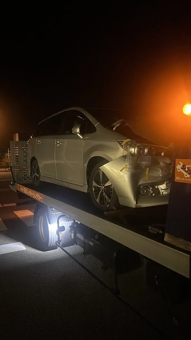 福岡県　ロードサービス　プリウス　追突事故