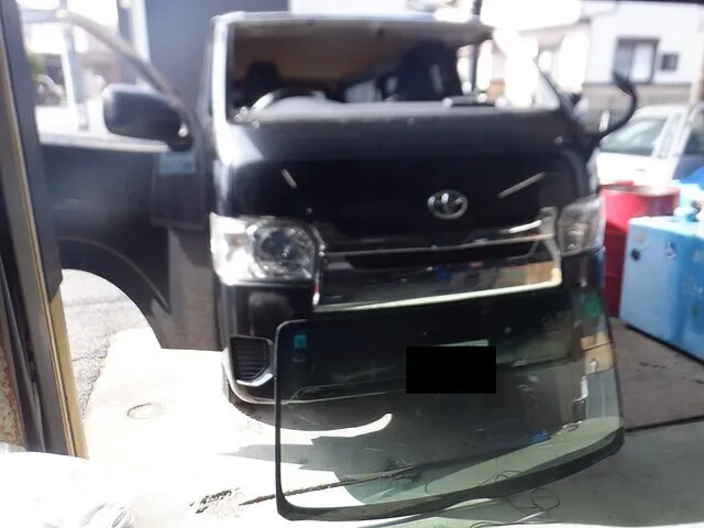 ハイエース　フロントガラス交換　笠松町　　整備　修理　