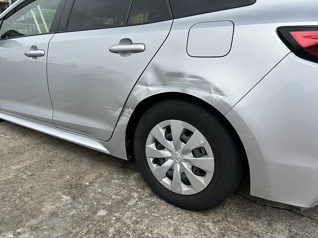 西尾市 カローラ リアドア リアクオータ 鈑金塗装修理