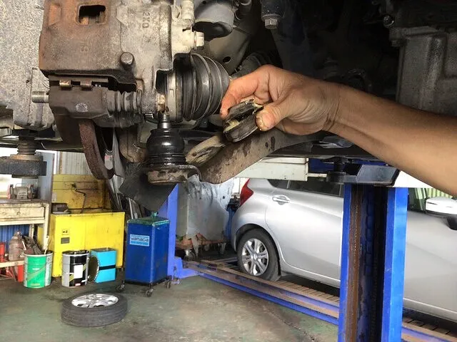 モコ　ボ－ルジョイントブ－ツ切れ交換