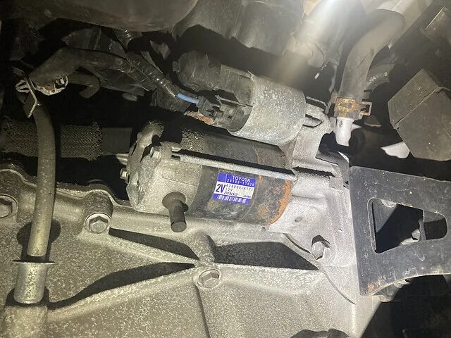 新潟市西区　トヨタ　ヴォクシー　スターターモーター　交換作業
